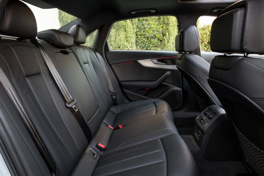 Интерьер Audi A4 2.0T Quattro S-Line (B9) 2016 года  (NA) (фото 26 из 29)